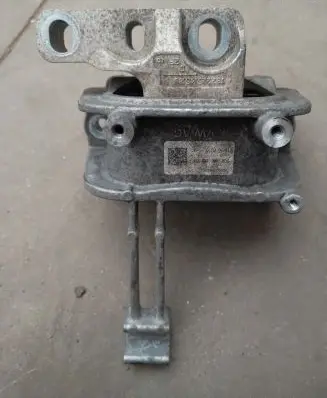 Volkswagen Tiguan Engine mount bracket 5Q0199202DF
