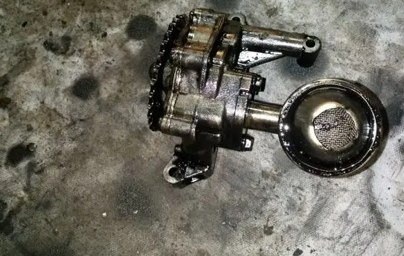 Audi A4 S4 B6 8E 8H Oil pump 038115105B