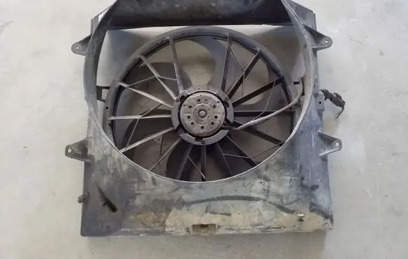 Jeep Grand Cherokee (WJ) Radiator cooling fan shroud 52079357AD 53031700AB