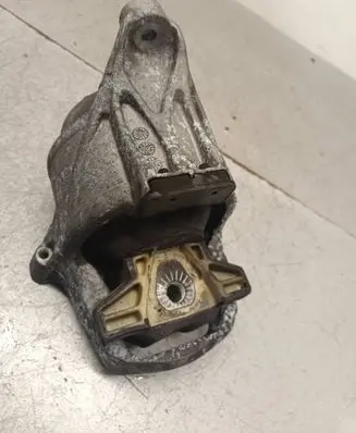 Engine mount bracket