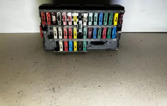 Peugeot 406 Fuse module 94592881 A16862214231