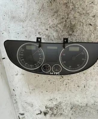 Volkswagen PASSAT B5.5 Speedometer (instrument cluster) 110080197