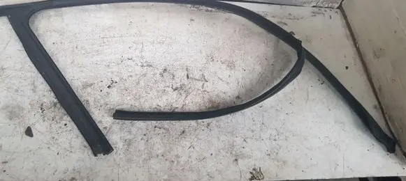 Mercedes-Benz E W212 Rubber seal front door (on door) 