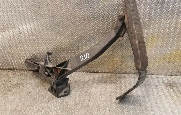 Mercedes-Benz E W210 Accelerator throttle pedal 2103011820
