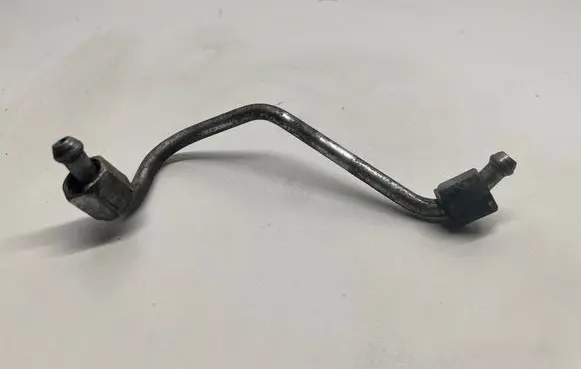 Toyota Avensis T250 Fuel injector supply line/pipe 