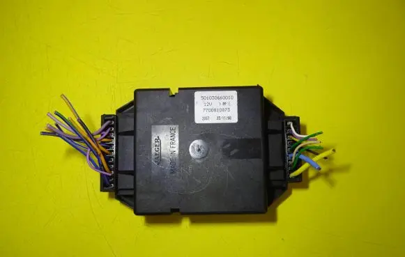 Renault Laguna I Central body control module 7700810873
