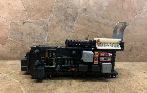 Mercedes-Benz C W204 Fuse module A2049006301