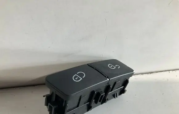 Mercedes-Benz C W204 Central locking switch button A2048706410 2048706410