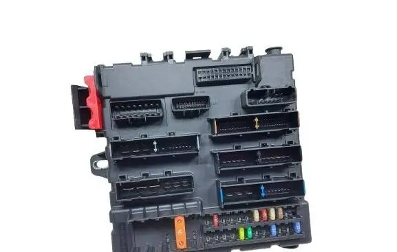 Opel Vectra C Fuse module 13205779