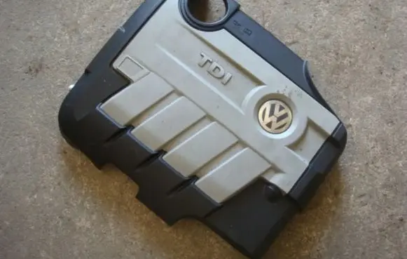 Volkswagen Golf VI Engine cover (trim)