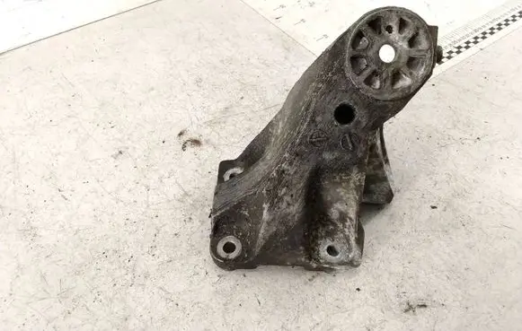 Volkswagen Touareg I Engine mounting bracket 7L6199308