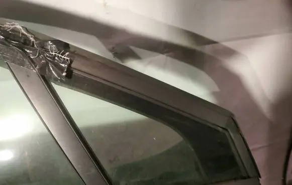 Citroen C5 Front door vent window glass four-door as2