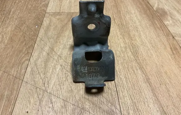 Opel Insignia A Radiator mount bracket 13239137 1079