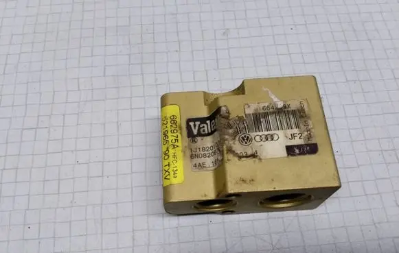 Volkswagen Golf IV Air conditioning (A/C) expansion valve 1J1820103B 6N08206790 662975A