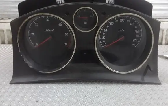 Opel Zafira B Speedometer (instrument cluster) 13225988