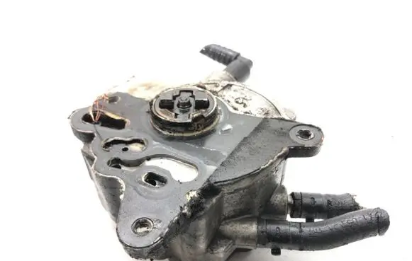 Volkswagen Golf V Vacuum pump 03G145209