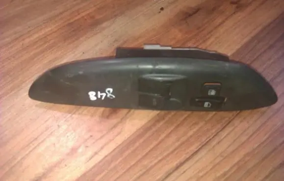 Toyota Yaris Electric window control switch 0122h21