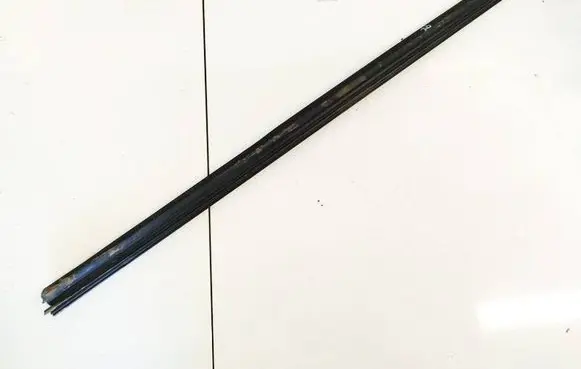 Toyota Avensis T270 Front door glass trim molding