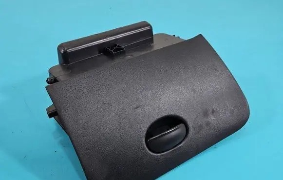 Glove box