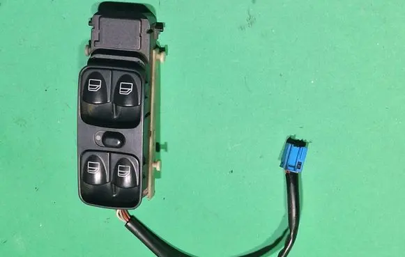 Mercedes-Benz C W203 Electric window control switch 501810 A2038210851