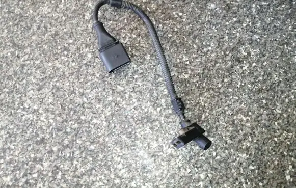 Volkswagen Golf V Crankshaft position sensor 0261210251