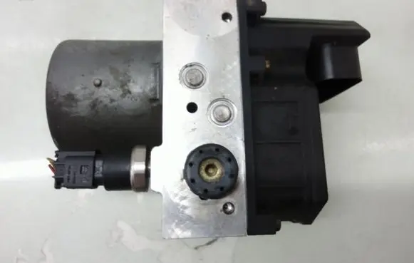 Volkswagen PASSAT B5.5 ABS Pump 0265225124 4B0614517G 0130108078