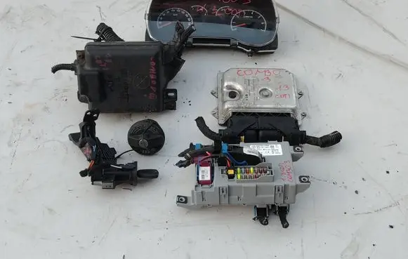 Opel Combo D Engine control unit/module 55246936