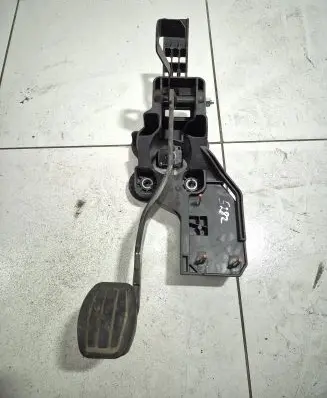 Peugeot Expert Brake pedal 9832165580