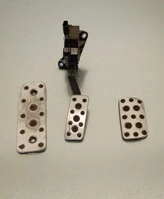 Accelerator throttle pedal