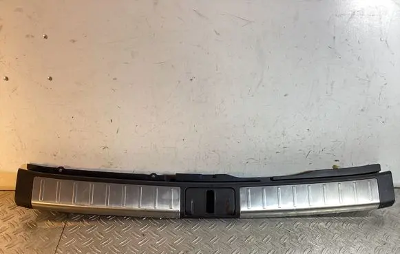 Trunk/boot sill cover protection
