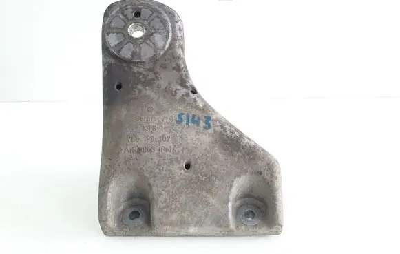Volkswagen Touareg I Engine mounting bracket 7L6199307