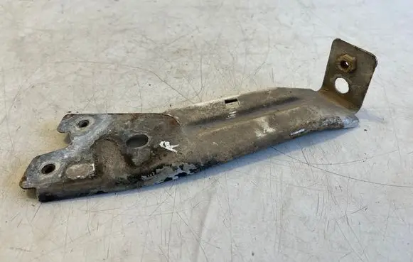 Maserati Ghibli Fender mounting bracket 