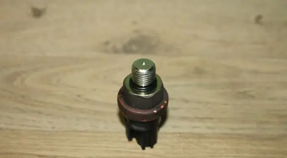 Nissan X-Trail T30 Oil pressure sensor 