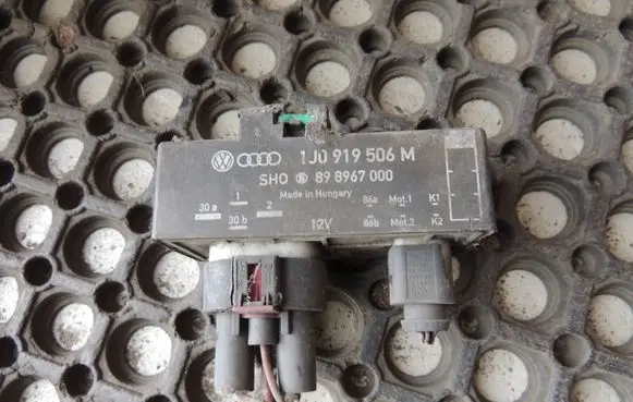Skoda Fabia Mk2 (5J) Coolant fan relay 1J0919506M 898967000