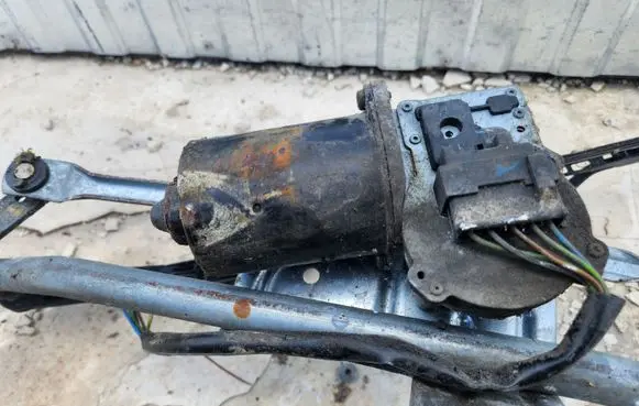 Audi A4 S4 B5 8D Front wiper linkage and motor