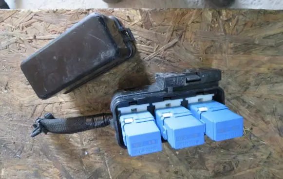 Nissan Qashqai Relay mounting block 252307991