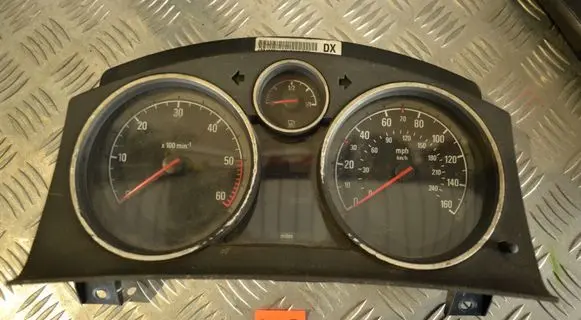 Opel Zafira B Speedometer (instrument cluster) 13243054