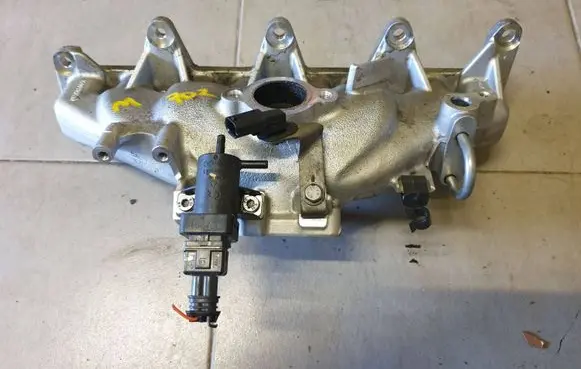 Renault Master III Intake manifold 140032042R