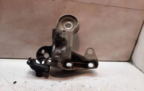 Volkswagen PASSAT B5 Engine mounting bracket 4B0199352B