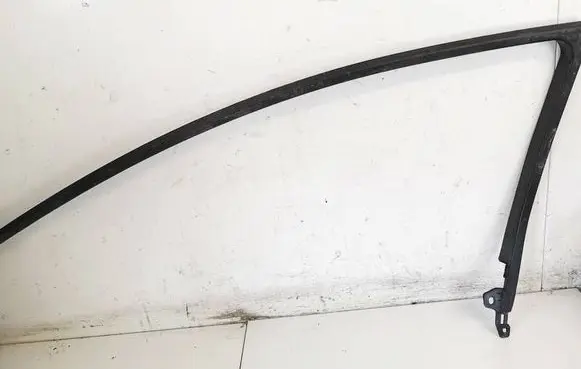 Toyota Avensis T270 Front door glass trim molding 6766305010 67663-05010