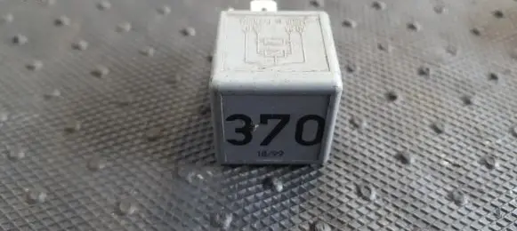 Volkswagen PASSAT B5 Other relay 8D0951253 V23134-J52-X300