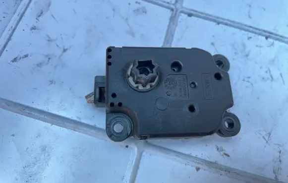 Citroen C2 Air flap motor/actuator F663746XC
