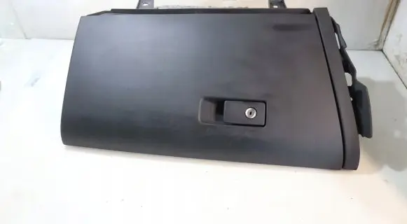 Volvo V60 Glove box
