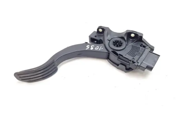 Accelerator throttle pedal