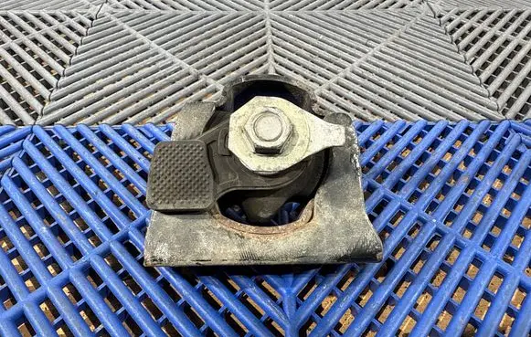 Engine mount bracket