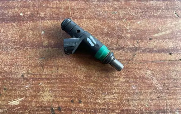 Audi A6 S6 C5 4B Fuel injector 06C133551