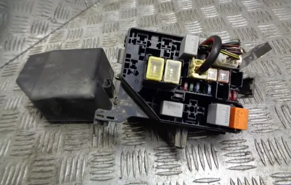 Toyota Yaris Fuse box cover 7154-5127