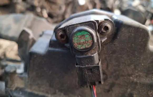 Mercedes-Benz R W251 Air pressure sensor a0051535028