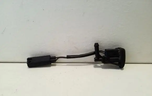BMW X3 E83 Windshield washer spray nozzle 61667110851 7110851