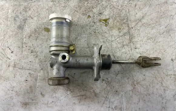 Mitsubishi Pajero Sport I Clutch master cylinder